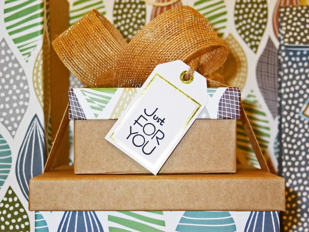 4 Things To Put In Your Wedding Welcome Bags Image