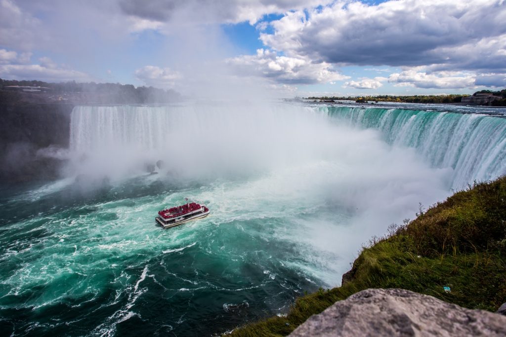 How to Honeymoon in Niagara Falls Image