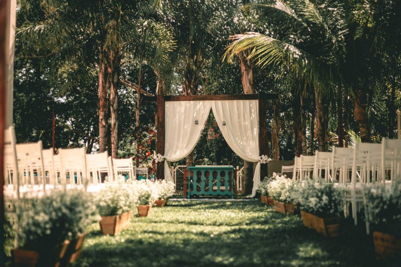 5 Simple Outdoor Wedding Décor Ideas Image